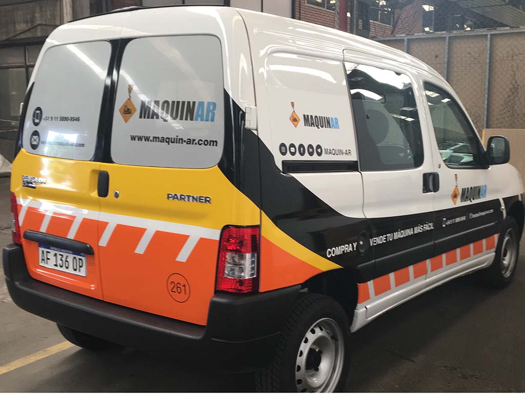 Foto de unos Camioneta tipo Partner ploteada